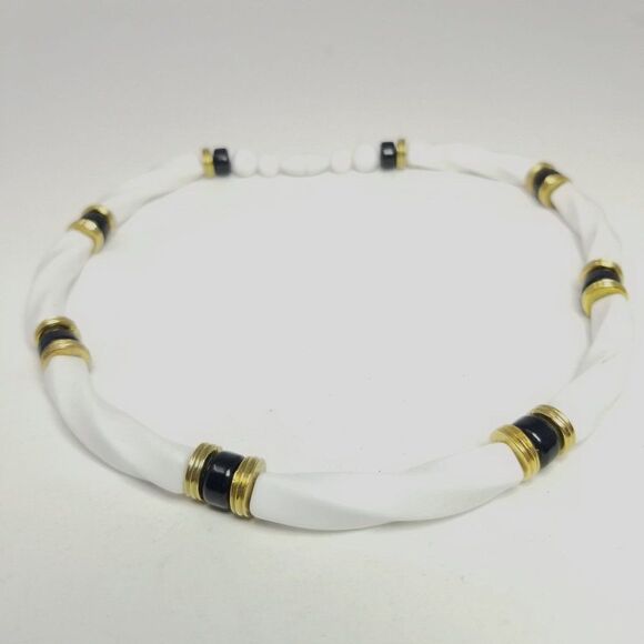 Vintage Chunky White and Black Beaded Collar Necklace, Retro 80s Syle Design - Picture 2 of 4